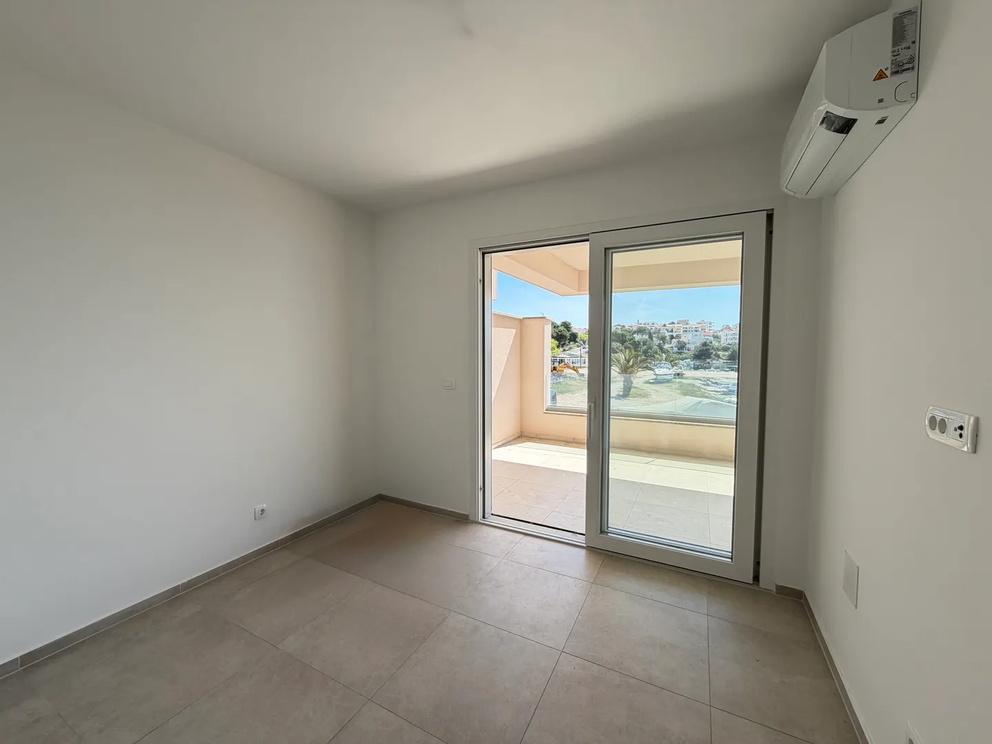 hrcatska, zadar, pag-povljana, prvi red do mora, 2 sobni stan 74 m2 -terasa, garaža i podrum - slika 10