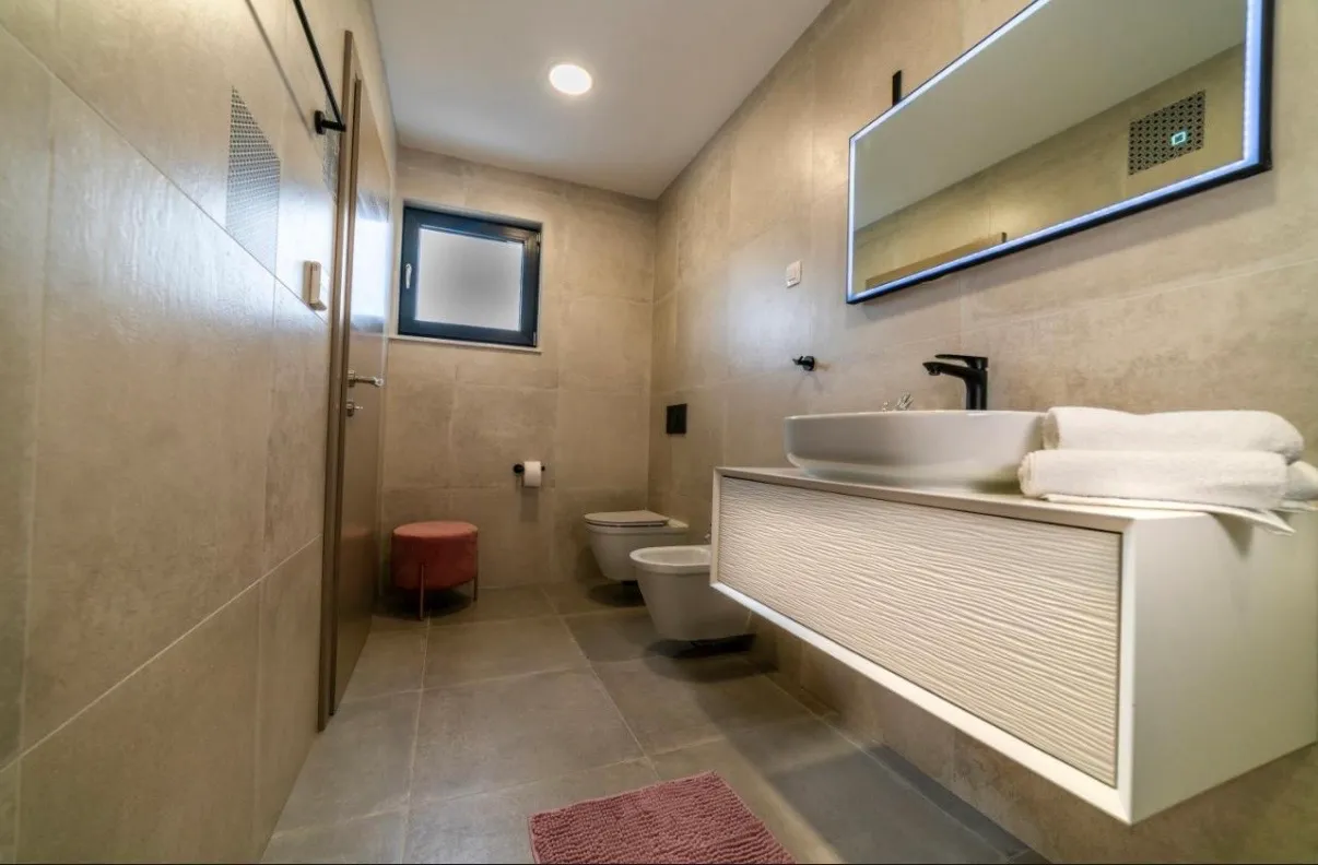 istra, luksuz i privatnost u srcu istre, vila sa bazenom 204 m2 - slika 8