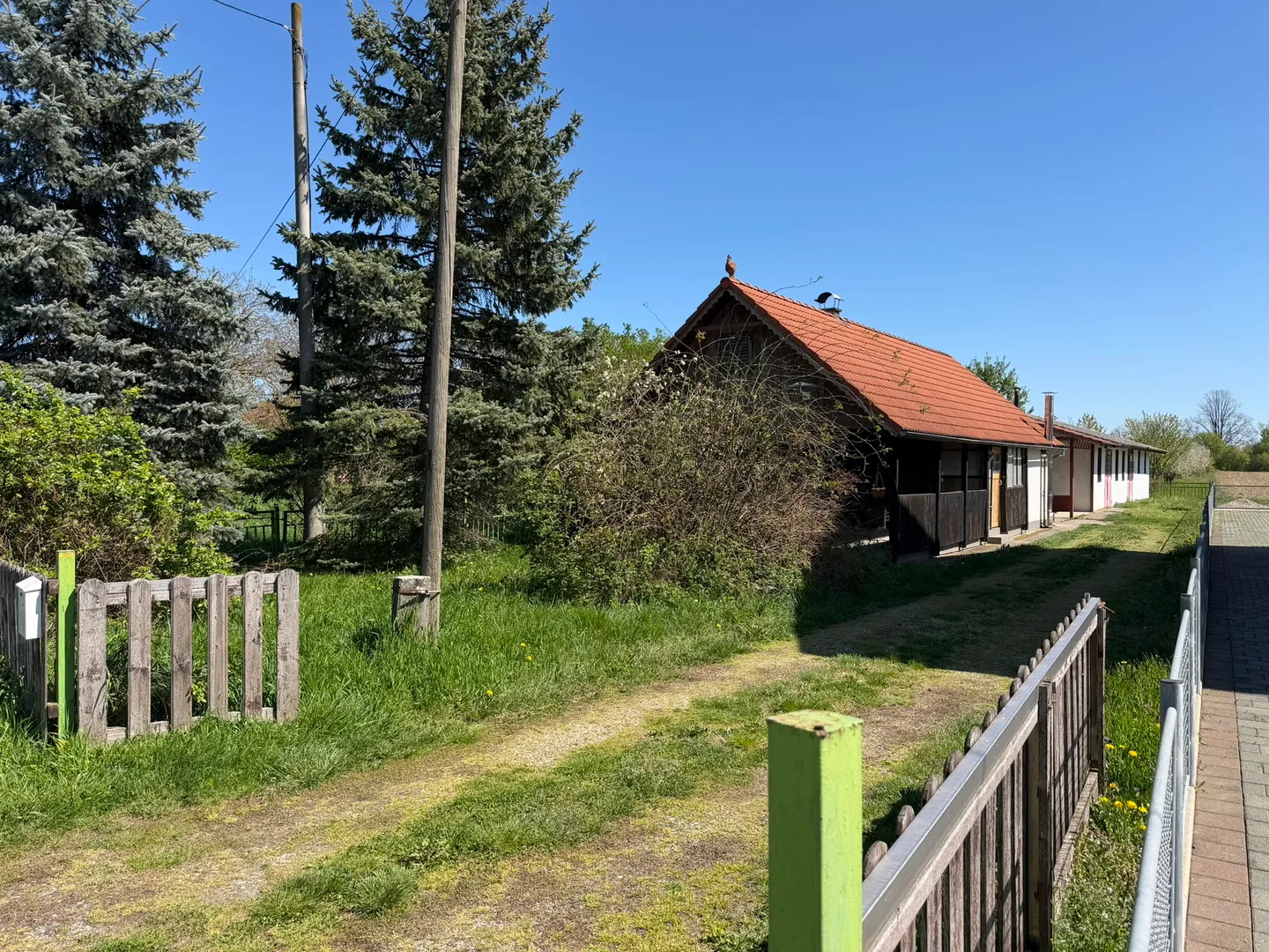 prodaja građevinskog zemljišta s kućom i radionom, rugvica (dragošička), 2027m2 - slika 2