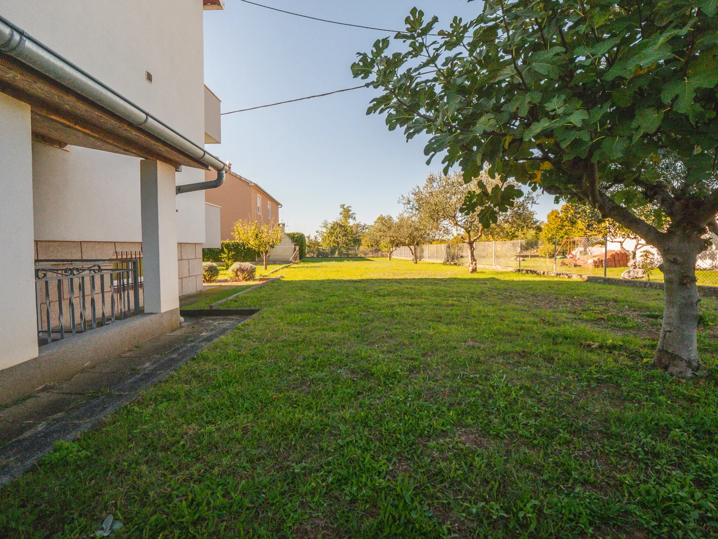 Hrvatska, Zadar, Briševo – Dvojnica s velikom okućnicom i dva stana, mirna lokacija, 1.216 m² - Briševo, Poličnik
