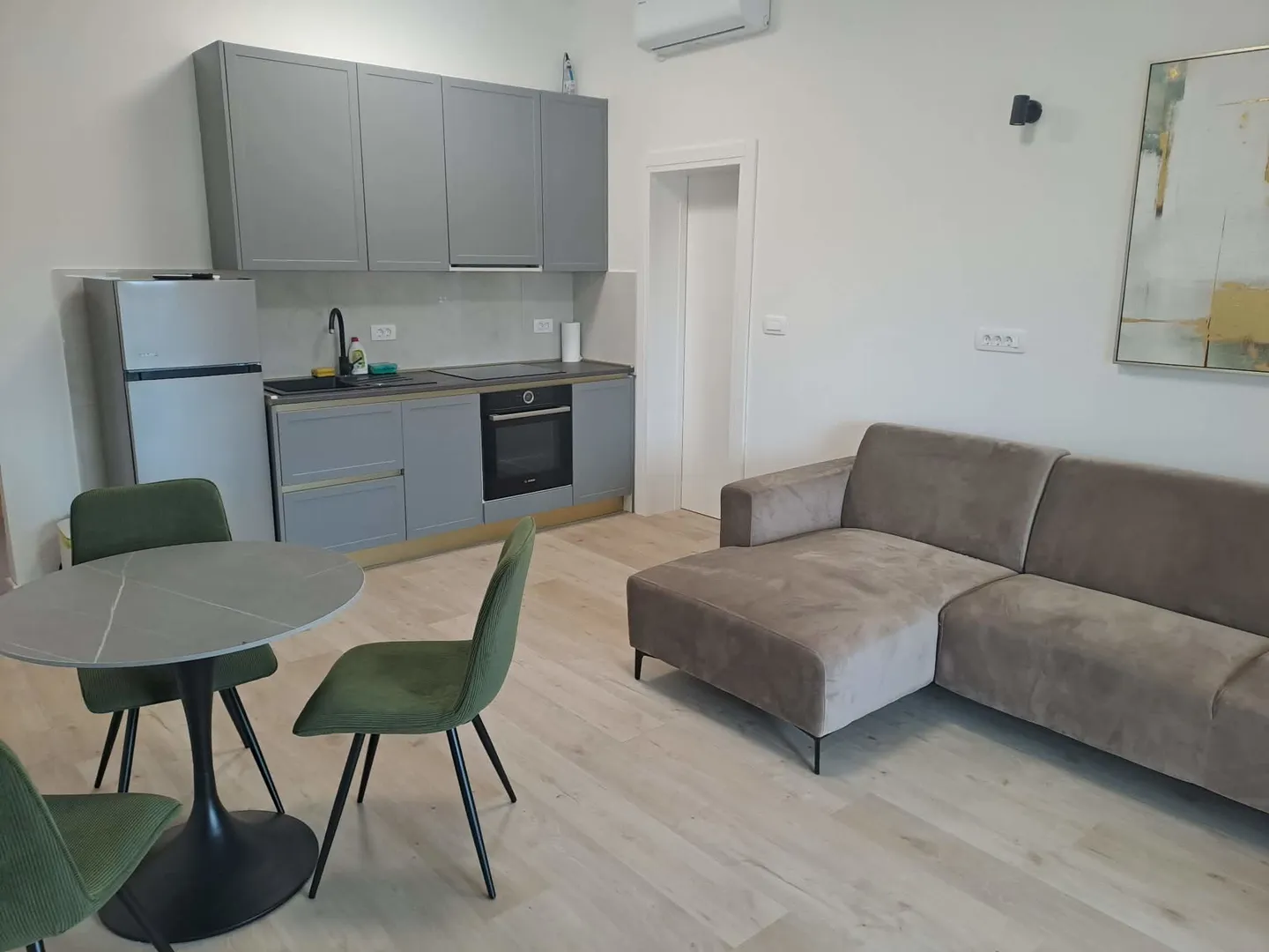 samostojeća kuća s 3 stambene jedinice, 900 m od mora, mirna i tiha pozicija, vrsi - slika 24