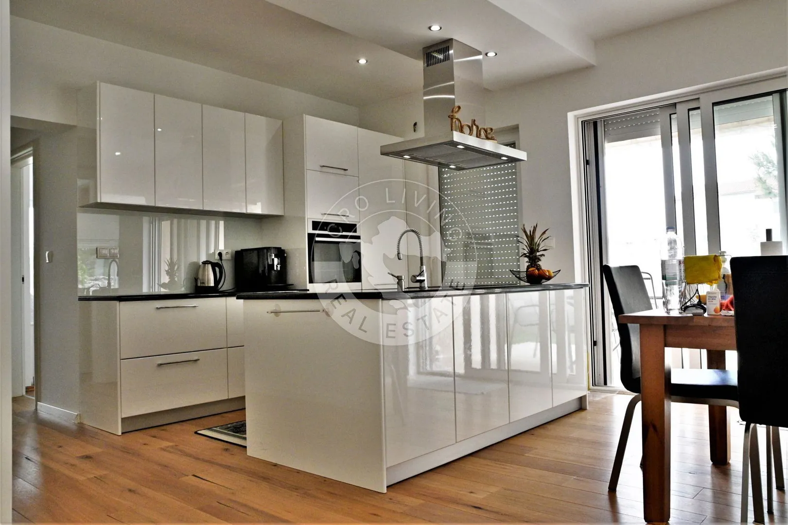 vodice , srima, moderna namještena kuća s četiri stana, apartmanom i bazenom - slika 3