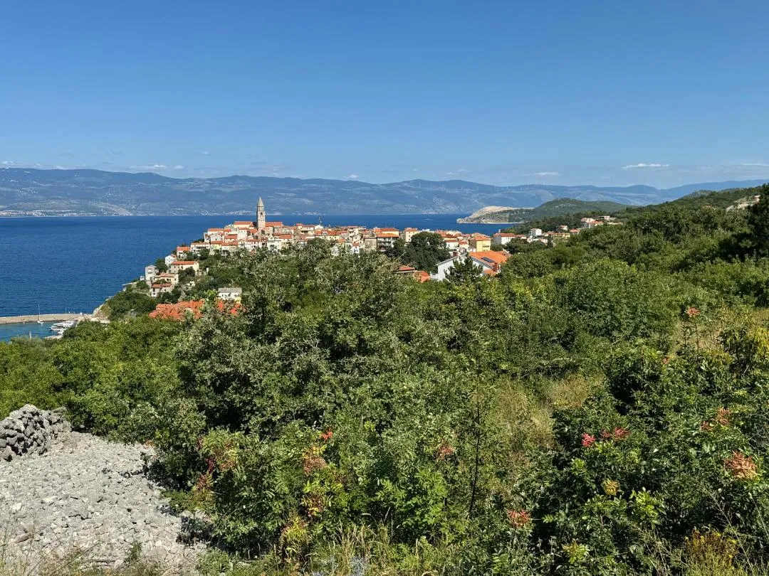 hrvatska, vrbnik, građevinsko zemljište 845 m2, pogled na more - slika 2