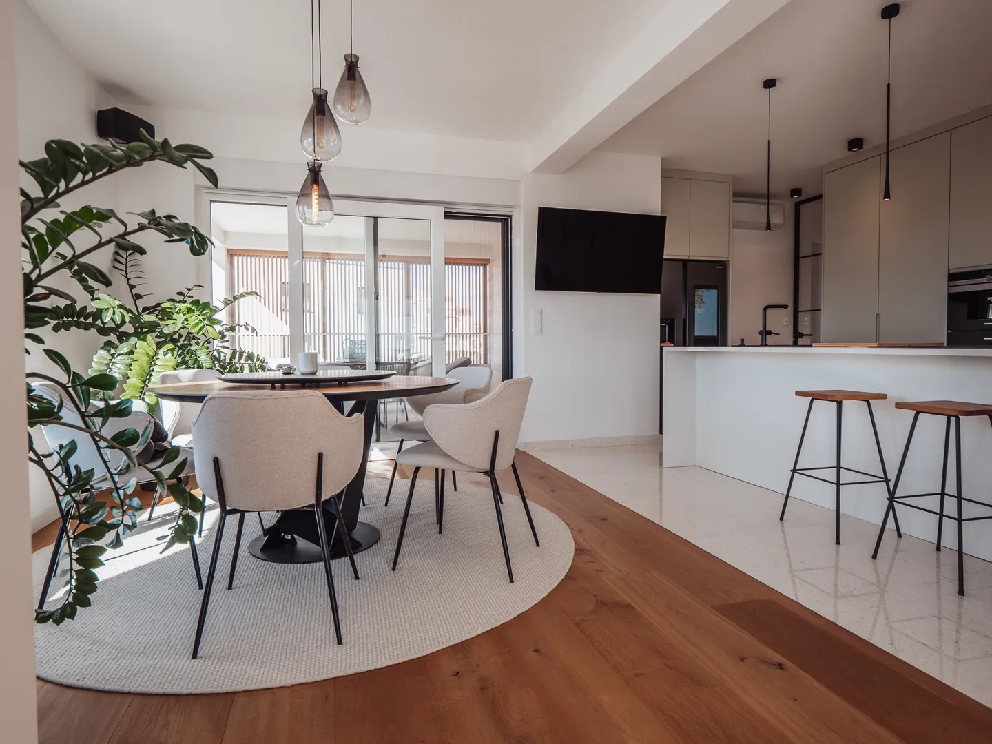 Hrvatska, Šibenik, Vodice (Tribunj) – moderan stan na 1. katu s 4 spavaće sobe, 2 terase i 3 parkirna mjesta, 137,91 m²