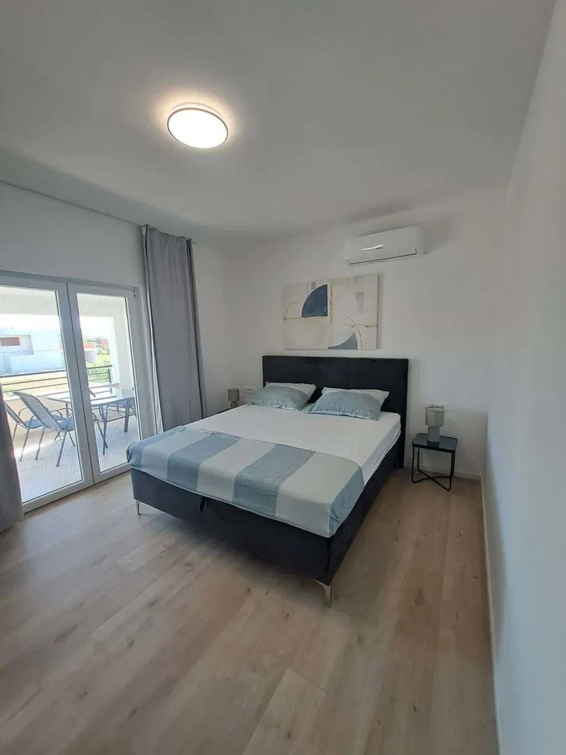 samostojeća kuća s 3 stambene jedinice, 900 m od mora, mirna i tiha pozicija, vrsi - slika 14