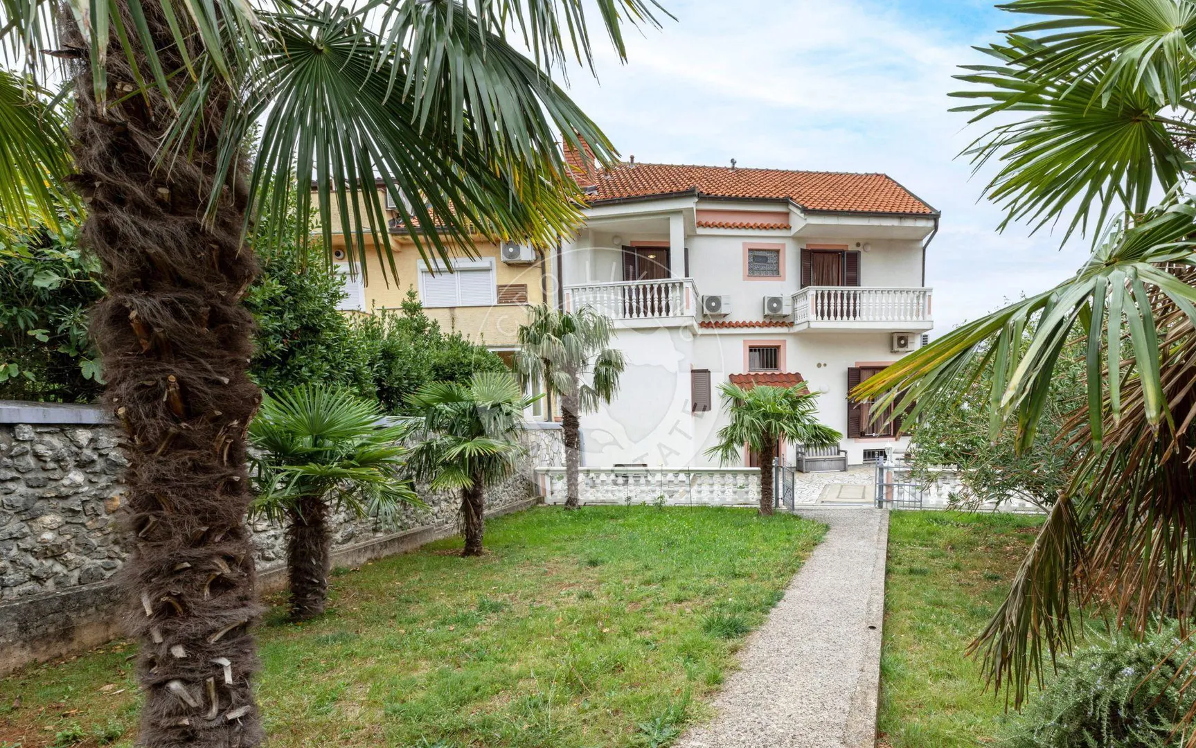 Crikvenica, Kuća 498 m2, tri Stana Apartmana jedan stan i dva poslovna prostora