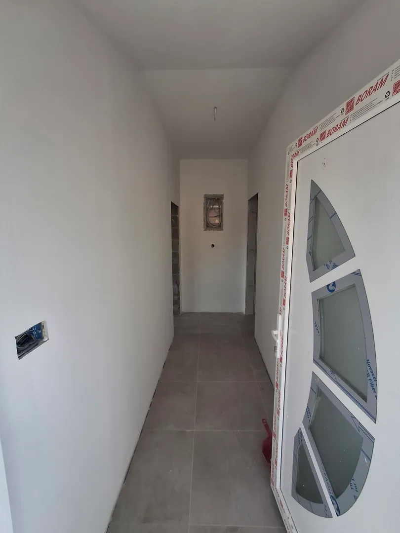 samostojeća kuća s 3 stambene jedinice, 900 m od mora, mirna i tiha pozicija, vrsi - slika 6
