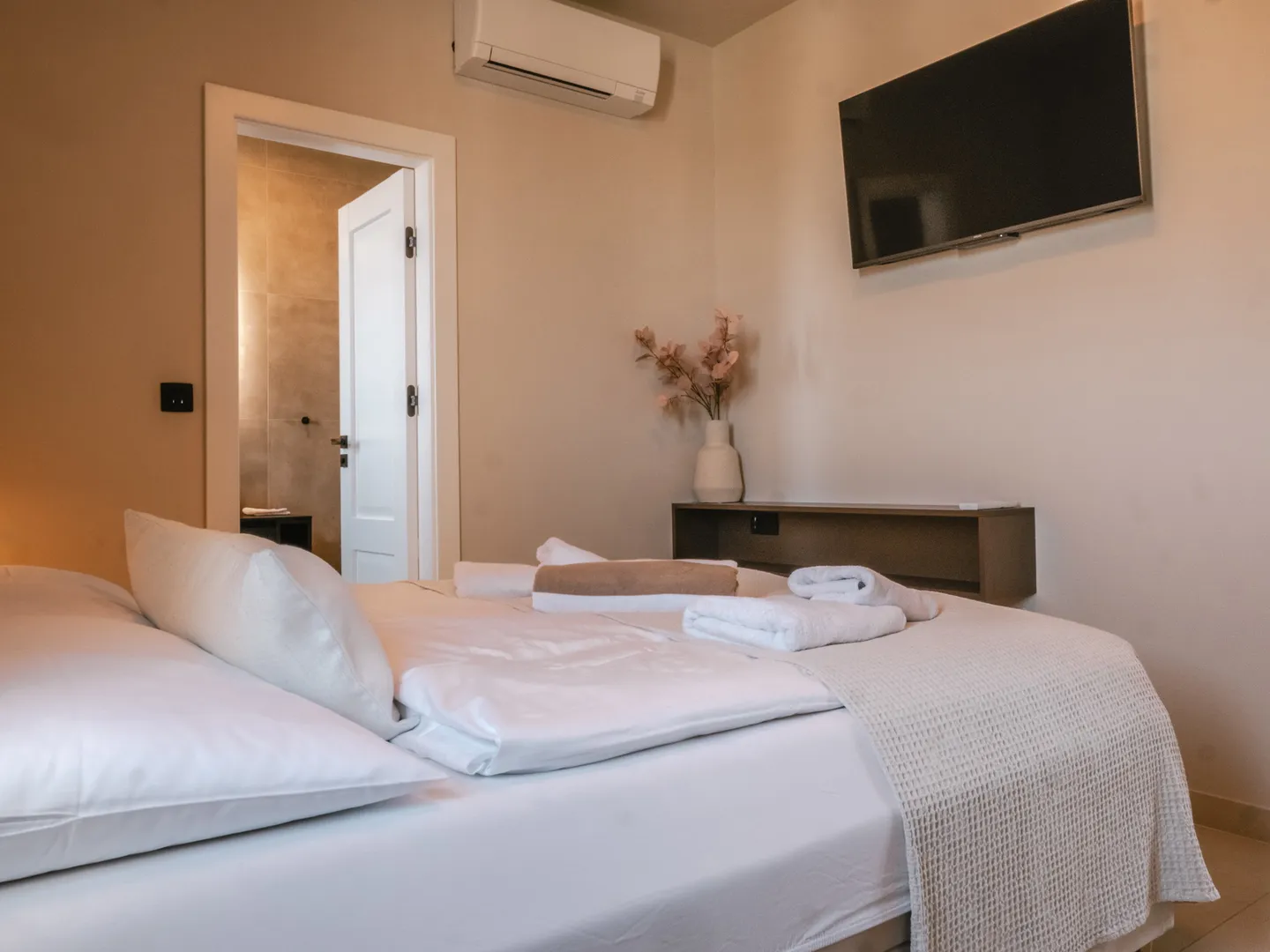 luksuzna vila s bazenom, prvi red do mora, nin - zadar - slika 31