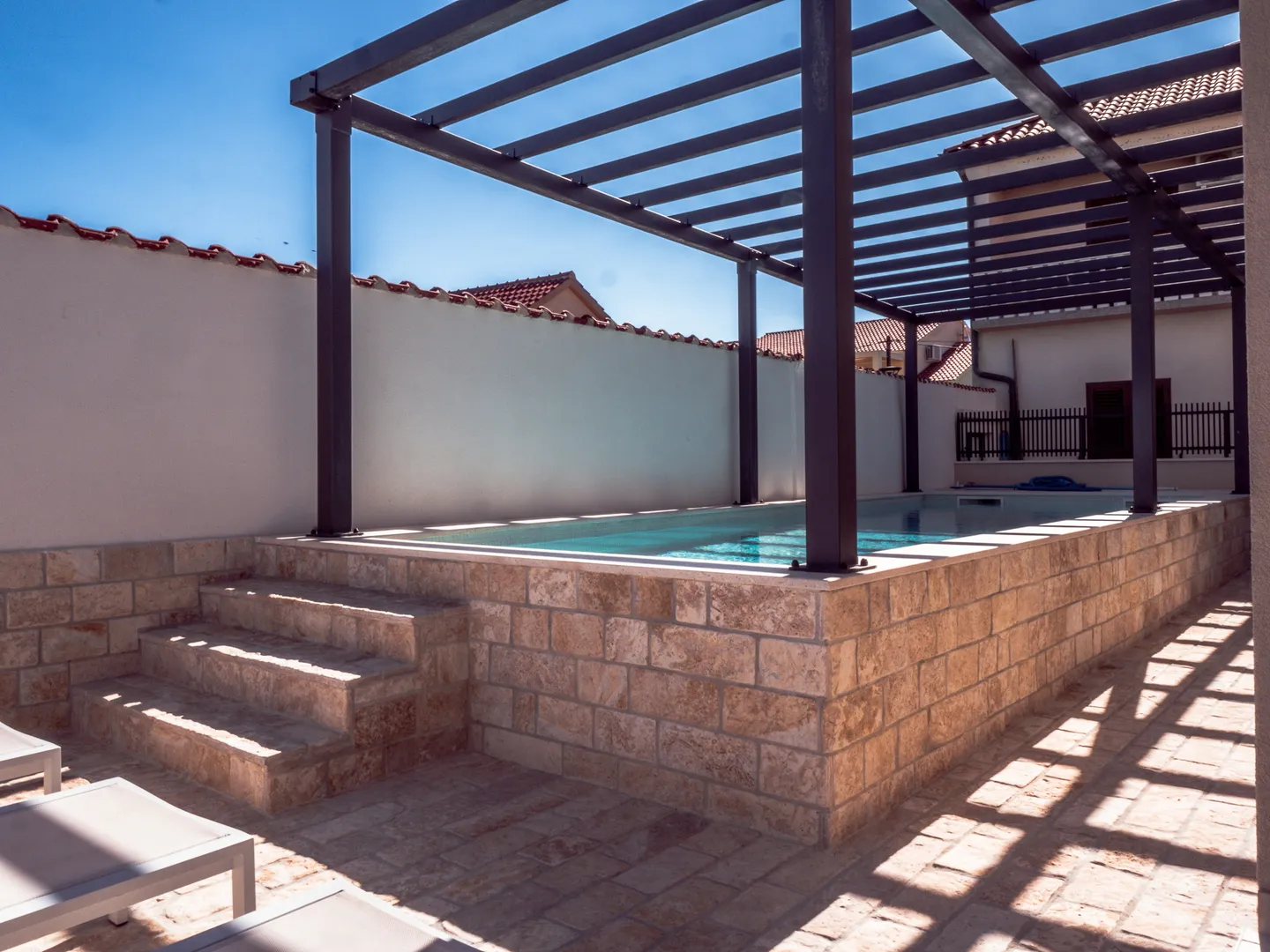 luksuzna vila s bazenom, prvi red do mora, nin - zadar - slika 3