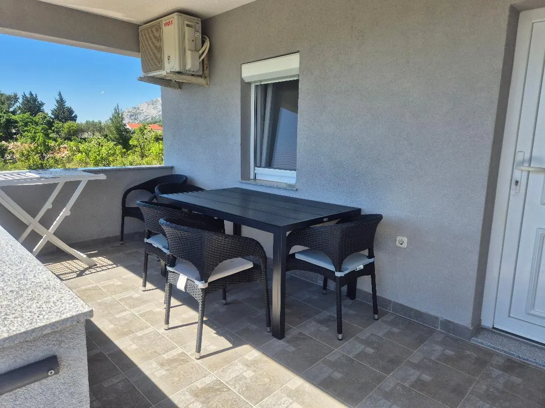 seline, kuća sa bazenom, 4 apartmana u mirnom okruženju - slika 10