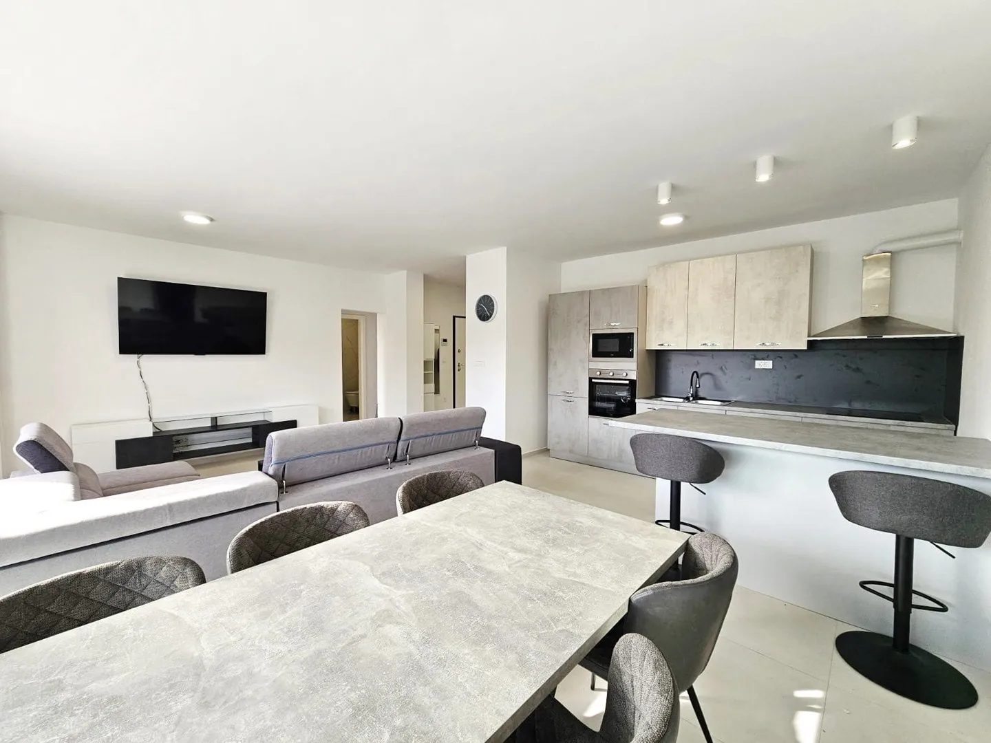 prvi red do mora – luksuzni penthouse 240 m² + krovna terasa 98 m² | srima – vodice - slika 2