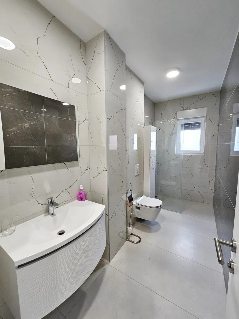 prvi red do mora – luksuzni penthouse 240 m² + krovna terasa 98 m² | srima – vodice - slika 15
