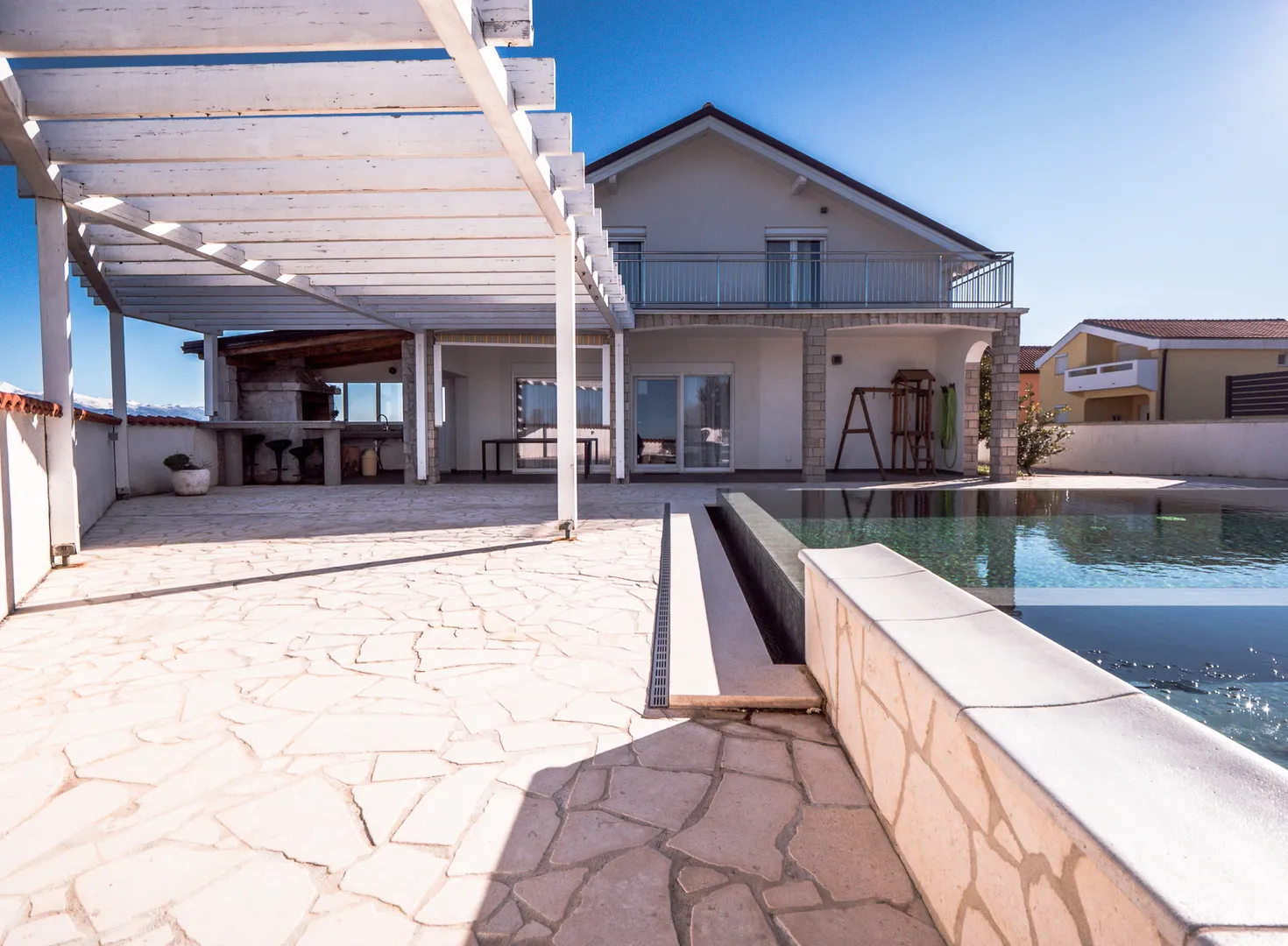 hrvatska, zadar, vrsi - prostrana moderna kuća s bazenom, kaminom i garažom, 152 m² stambena površina - slika 13