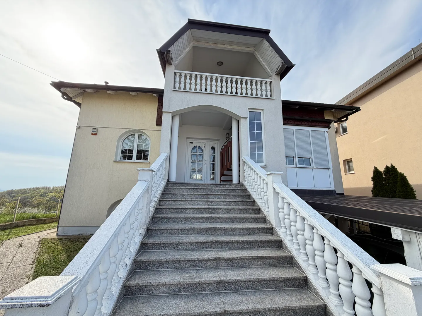 Zagreb, Dubrava-Novoselec, Kuća s dva stana 358 m2, na parceli od 911 m2