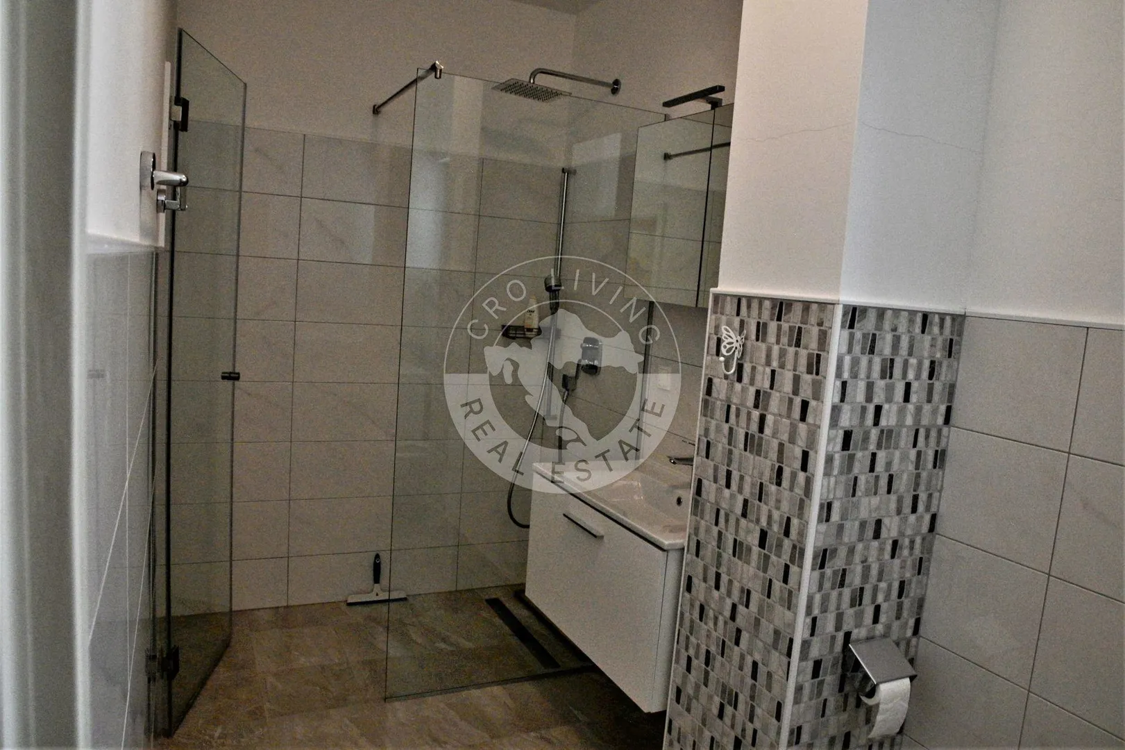 vodice , srima, moderna namještena kuća s četiri stana, apartmanom i bazenom - slika 10