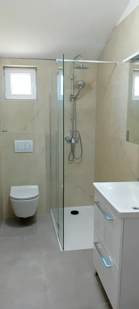 samostojeća kuća s 3 stambene jedinice, 900 m od mora, mirna i tiha pozicija, vrsi - slika 13