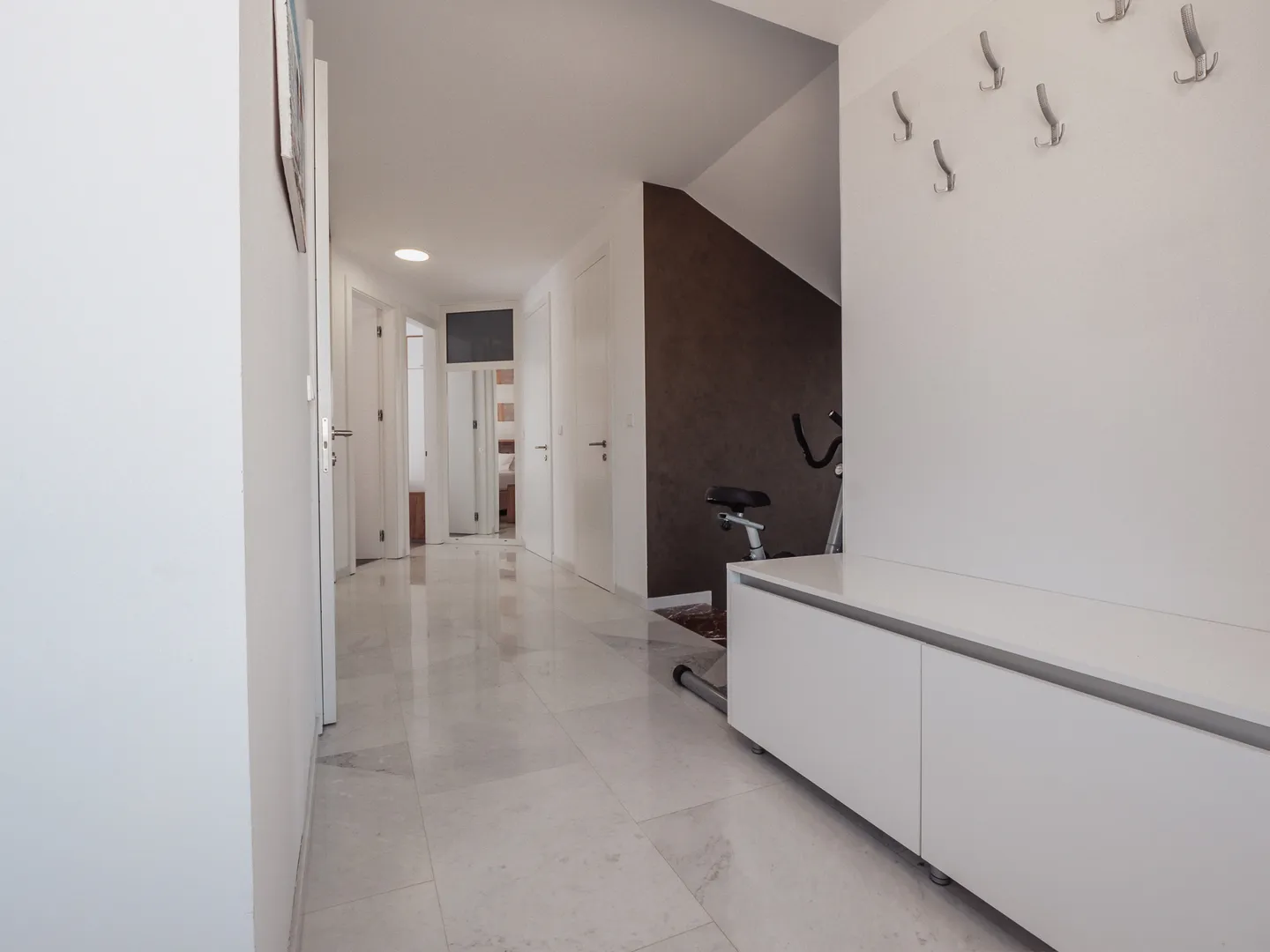 hrvatska, pag, mandre – ekskluzivna dizajnerska kuća s bazenom, podrumom i vrtom, 122 m² - slika 11