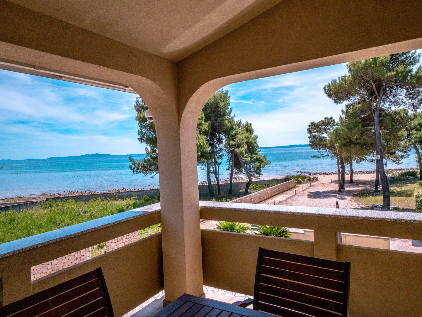 Hrvatska, Zadar, Vir - luksuzna vila s 3 apartmana i garažom, velikim parkingom i dvorištem, 191.32 m2, 30 m do plaže