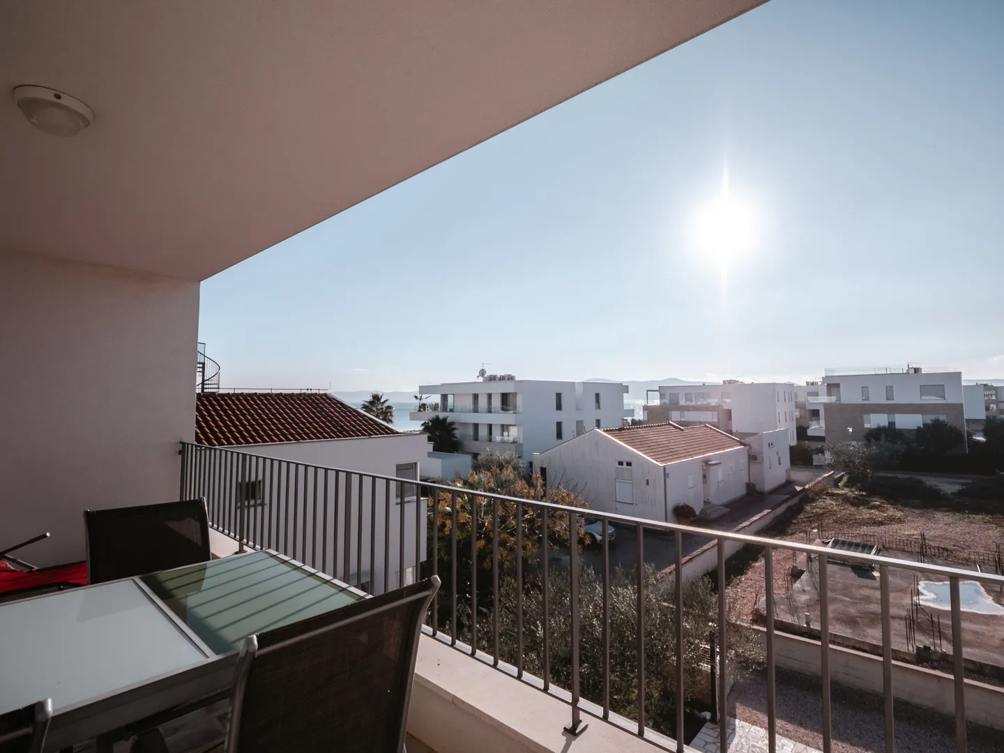 Hrvatska, Zadar, Sukošan – moderan dvosobni apartman (59,50 m²) s pogledom na more i korištenjem bazena
