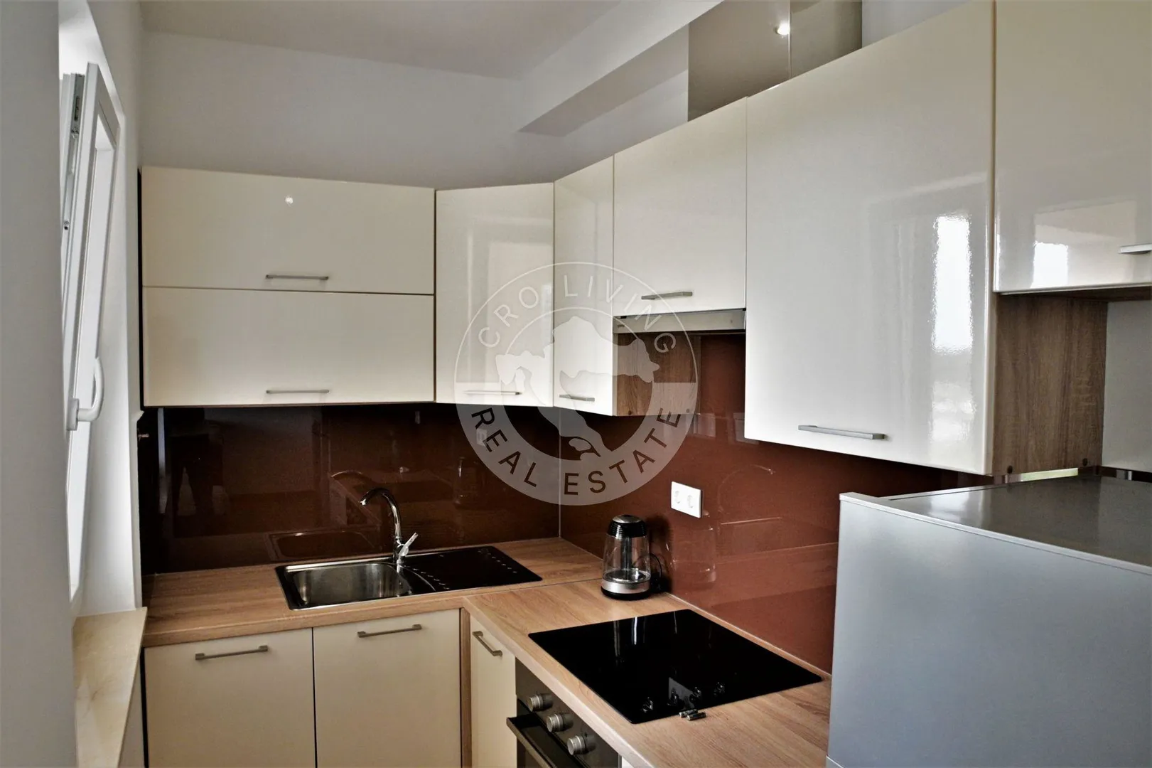 vodice , srima, moderna namještena kuća s četiri stana, apartmanom i bazenom - slika 15