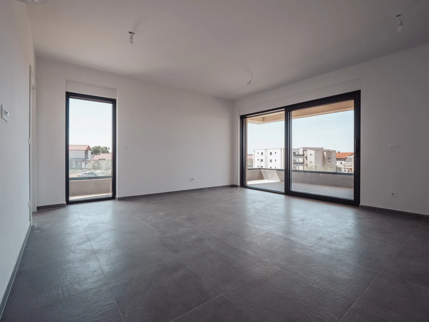 hrvatska, pag, povljana – novogradnja stan 75 m² s 2 spavaće sobe, balkonom, liftom i parkingom - slika 7