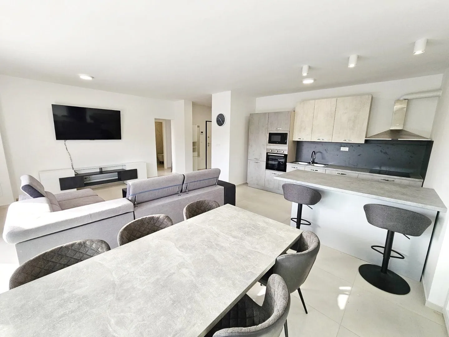 prvi red do mora – luksuzni penthouse 240 m² + krovna terasa 98 m² | srima – vodice - slika 4