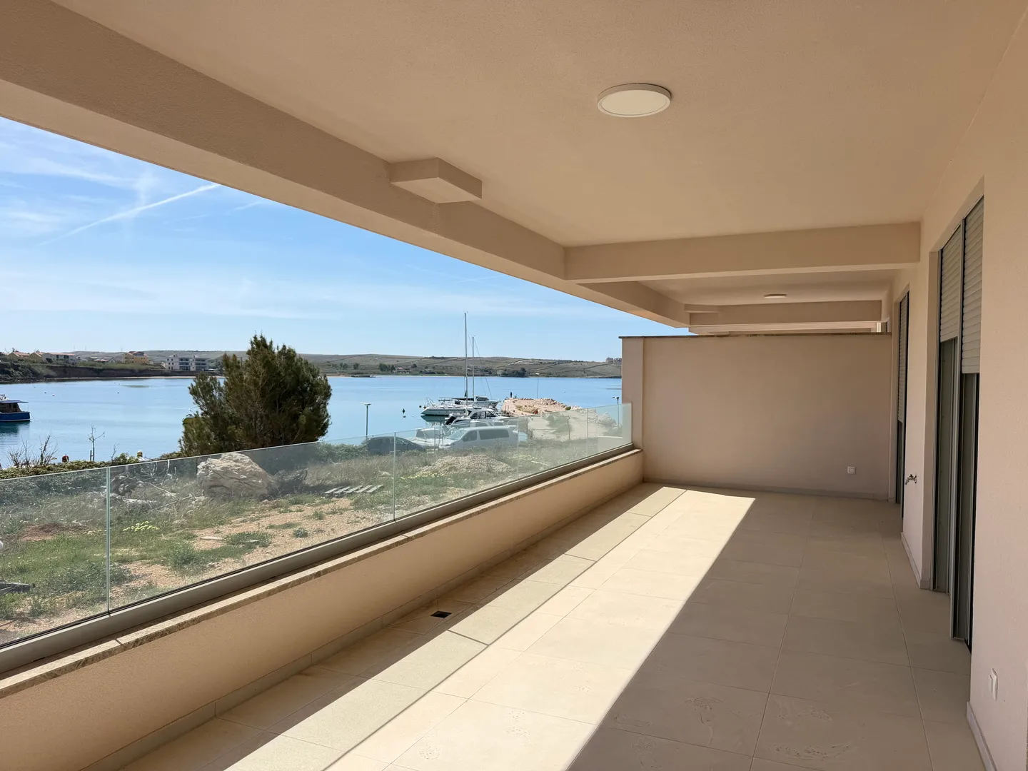 Hrcatska, Zadar, Pag-Povljana, prvi red do Mora, 2 sobni stan 74 m2 -Terasa, Garaža i podrum