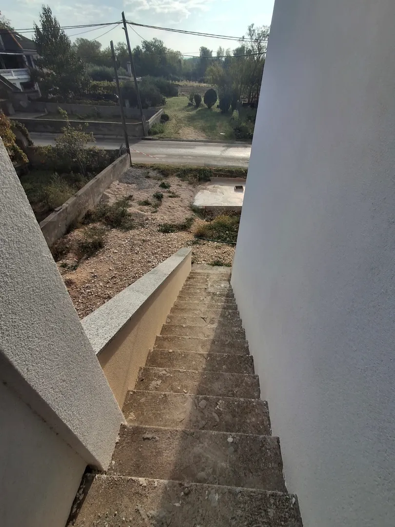 samostojeća kuća s 3 stambene jedinice, 900 m od mora, mirna i tiha pozicija, vrsi - slika 7