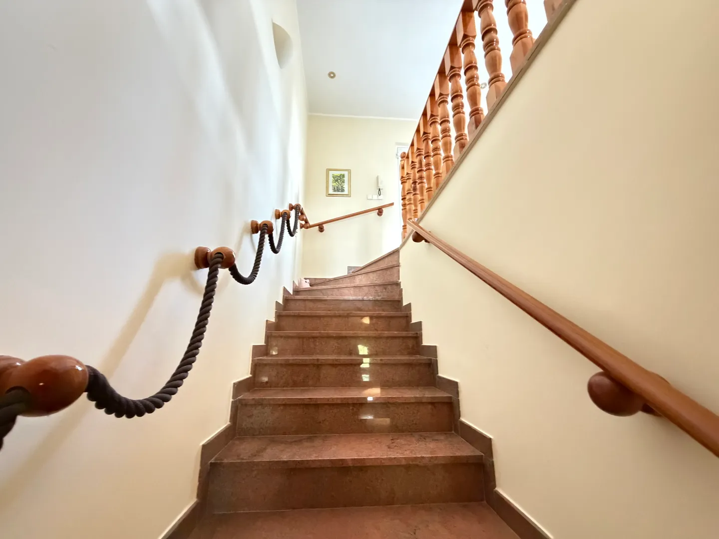 zagreb, dubrava-novoselec, kuća s dva stana 358 m2, na parceli od 911 m2 - slika 33