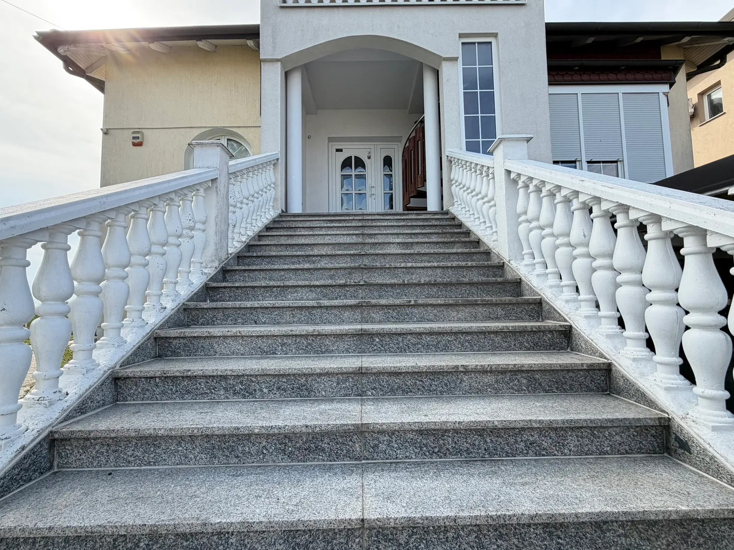 zagreb, dubrava-novoselec, kuća s dva stana 358 m2, na parceli od 911 m2 - slika 2