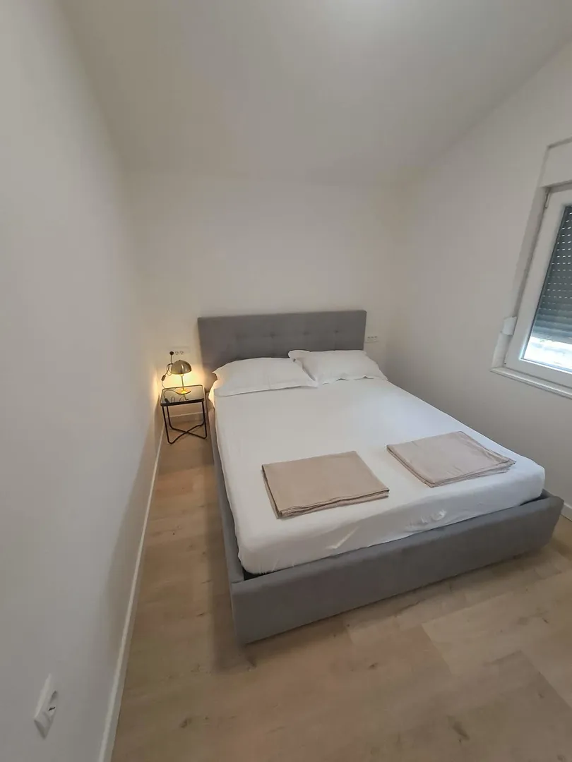 samostojeća kuća s 3 stambene jedinice, 900 m od mora, mirna i tiha pozicija, vrsi - slika 25