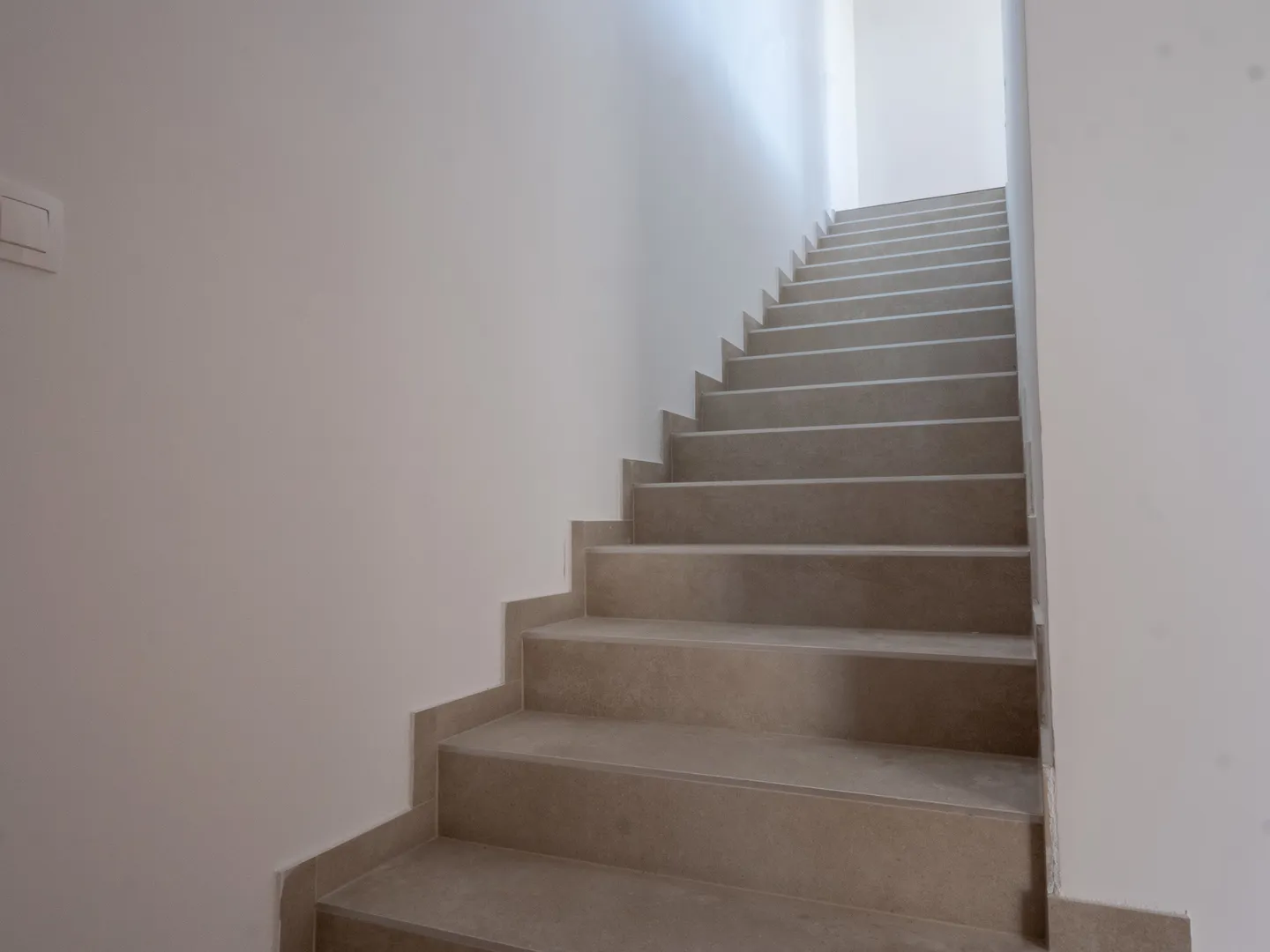 dvoetažni stan s krovnom terasom, 200 m od mora, privlaka - zadar - slika 15