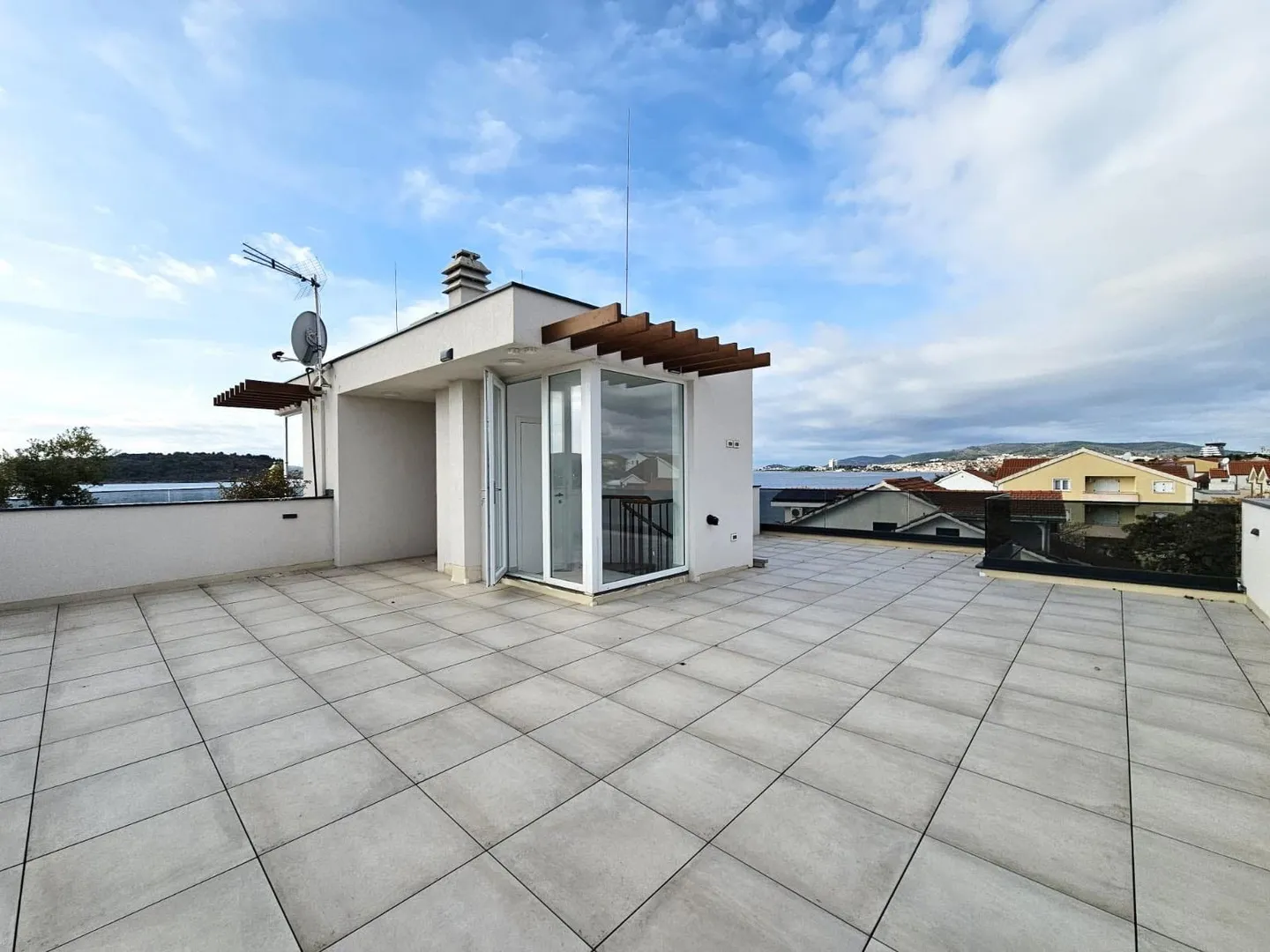 prvi red do mora – luksuzni penthouse 240 m² + krovna terasa 98 m² | srima – vodice - slika 22