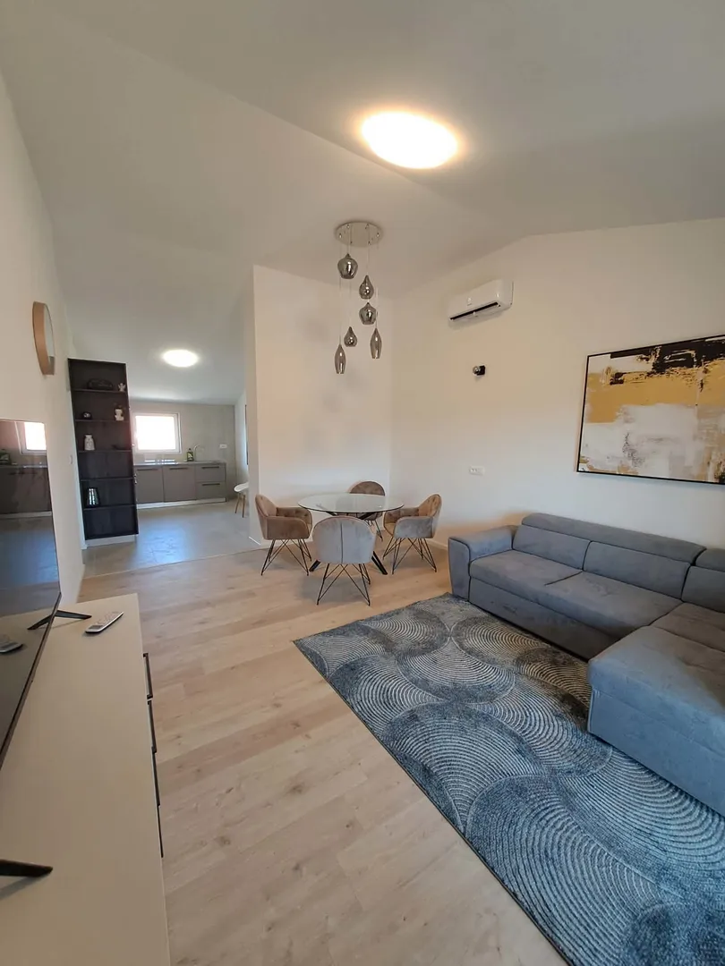 samostojeća kuća s 3 stambene jedinice, 900 m od mora, mirna i tiha pozicija, vrsi - slika 20
