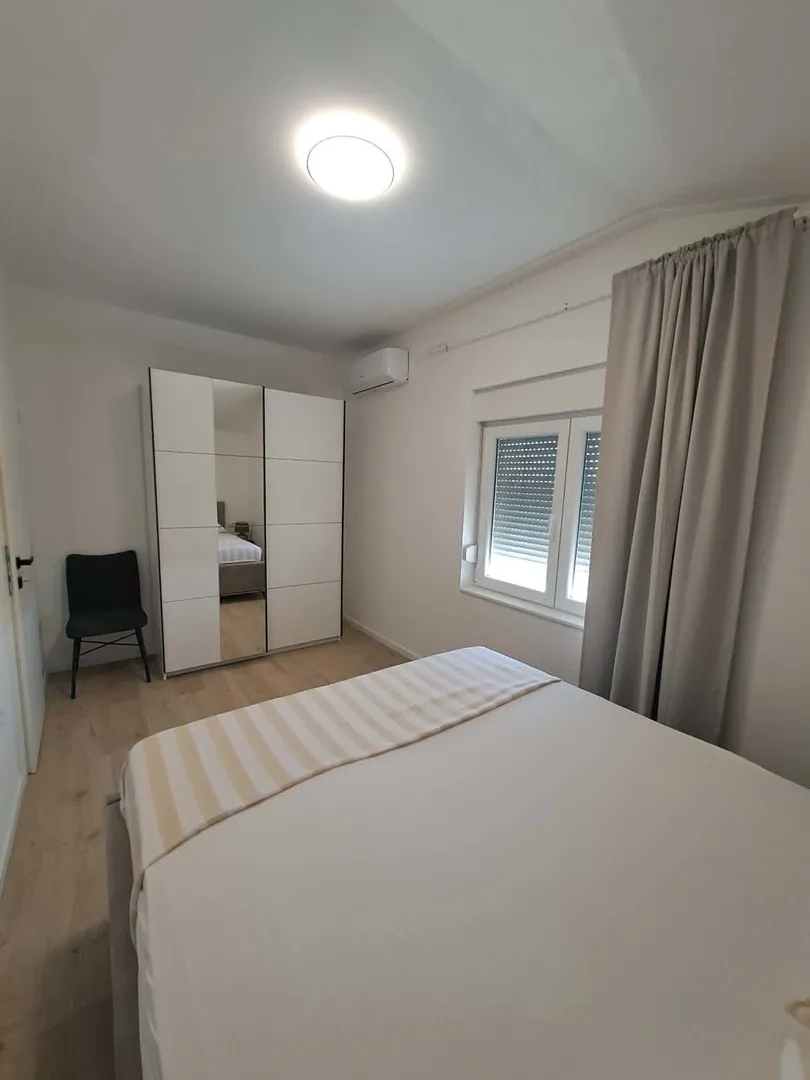samostojeća kuća s 3 stambene jedinice, 900 m od mora, mirna i tiha pozicija, vrsi - slika 17