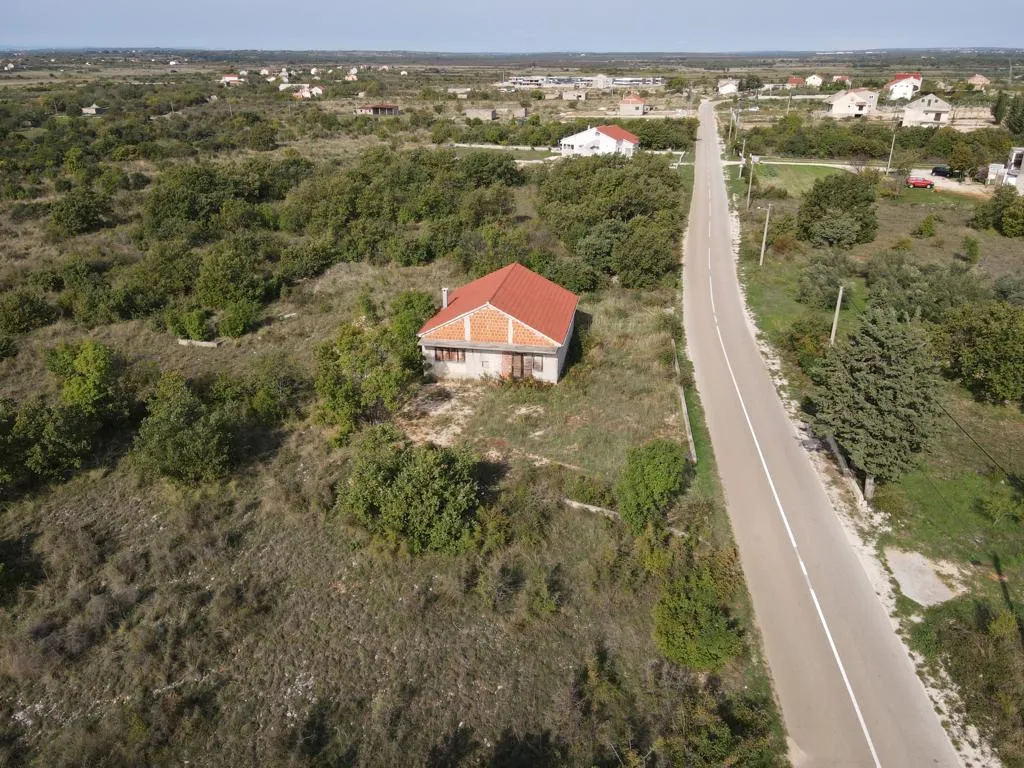 hrvatska, zemunik, zadar – 2.062 m² građevinskog zemljišta s kućom + 1.987 m² poljoprivrednog zemljišta u mirnoj zoni, 5 min od zračne luke - slika 2