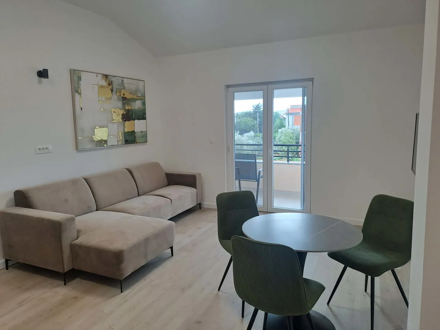 samostojeća kuća s 3 stambene jedinice, 900 m od mora, mirna i tiha pozicija, vrsi - slika 23