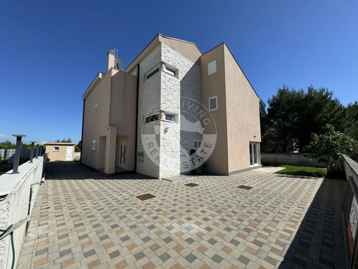 vodice , srima, moderna namještena kuća s četiri stana, apartmanom i bazenom - slika 20
