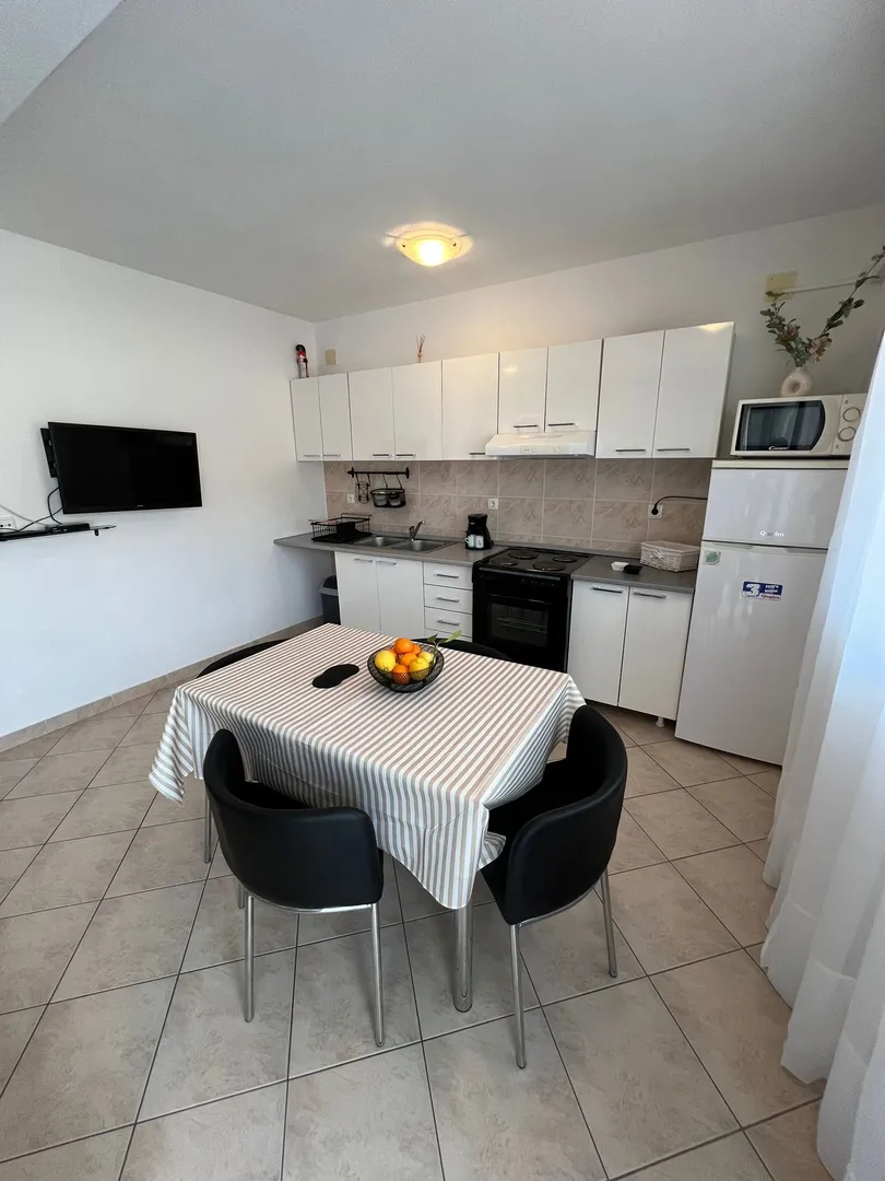 otok čiovo, okrug gornji- kuća s apartmanima, 80 m od mora i 8 km od zračne luke - slika 8