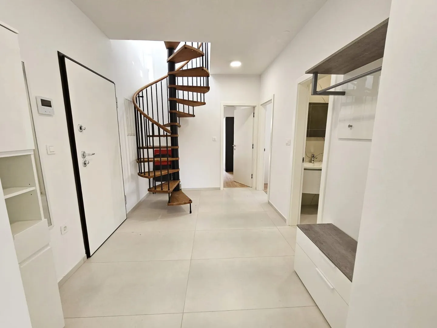 prvi red do mora – luksuzni penthouse 240 m² + krovna terasa 98 m² | srima – vodice - slika 14