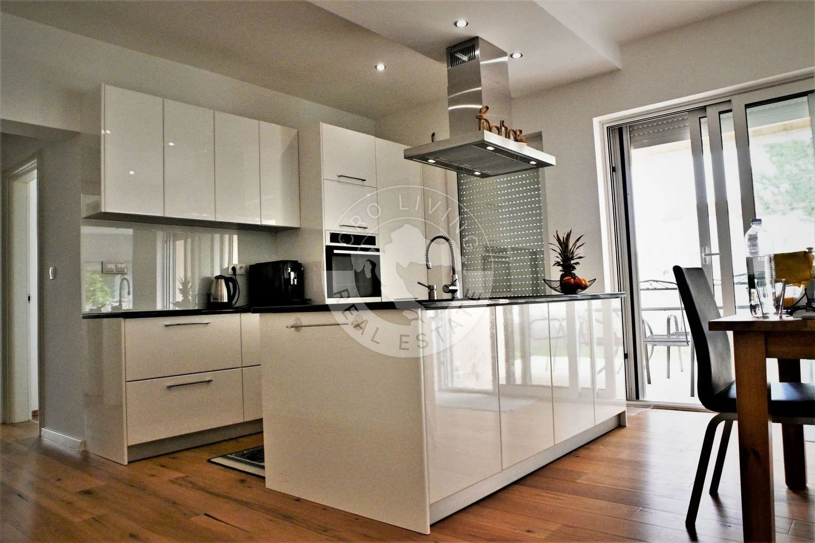 vodice , srima, moderna namještena kuća s četiri stana, apartmanom i bazenom - slika 5