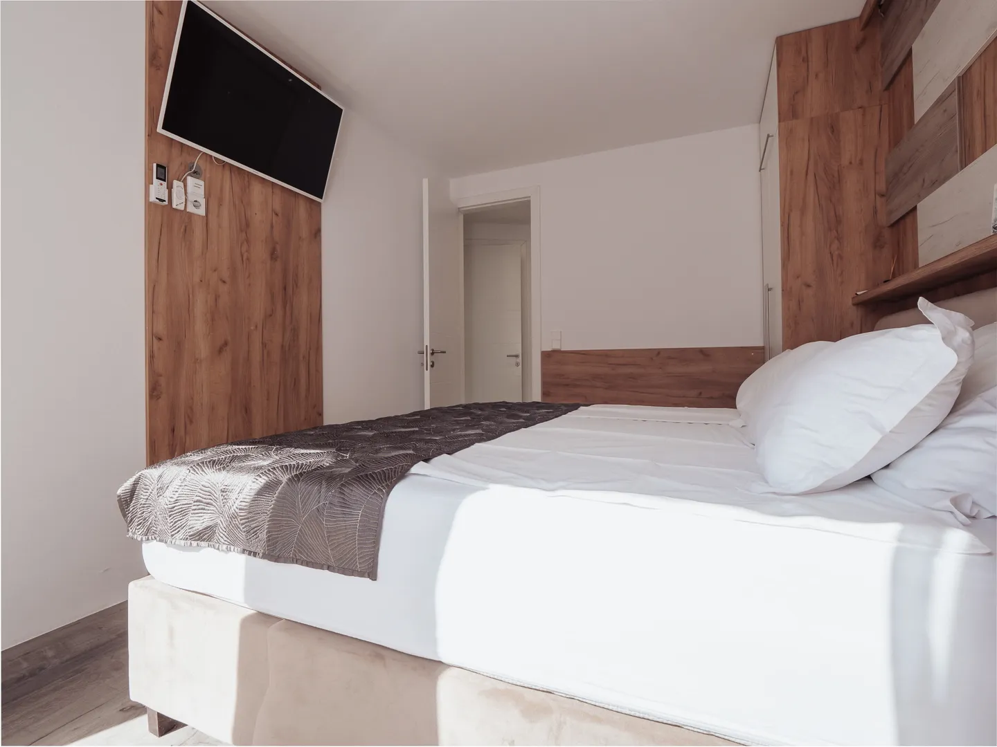 hrvatska, pag, mandre – ekskluzivna dizajnerska kuća s bazenom, podrumom i vrtom, 122 m² - slika 23