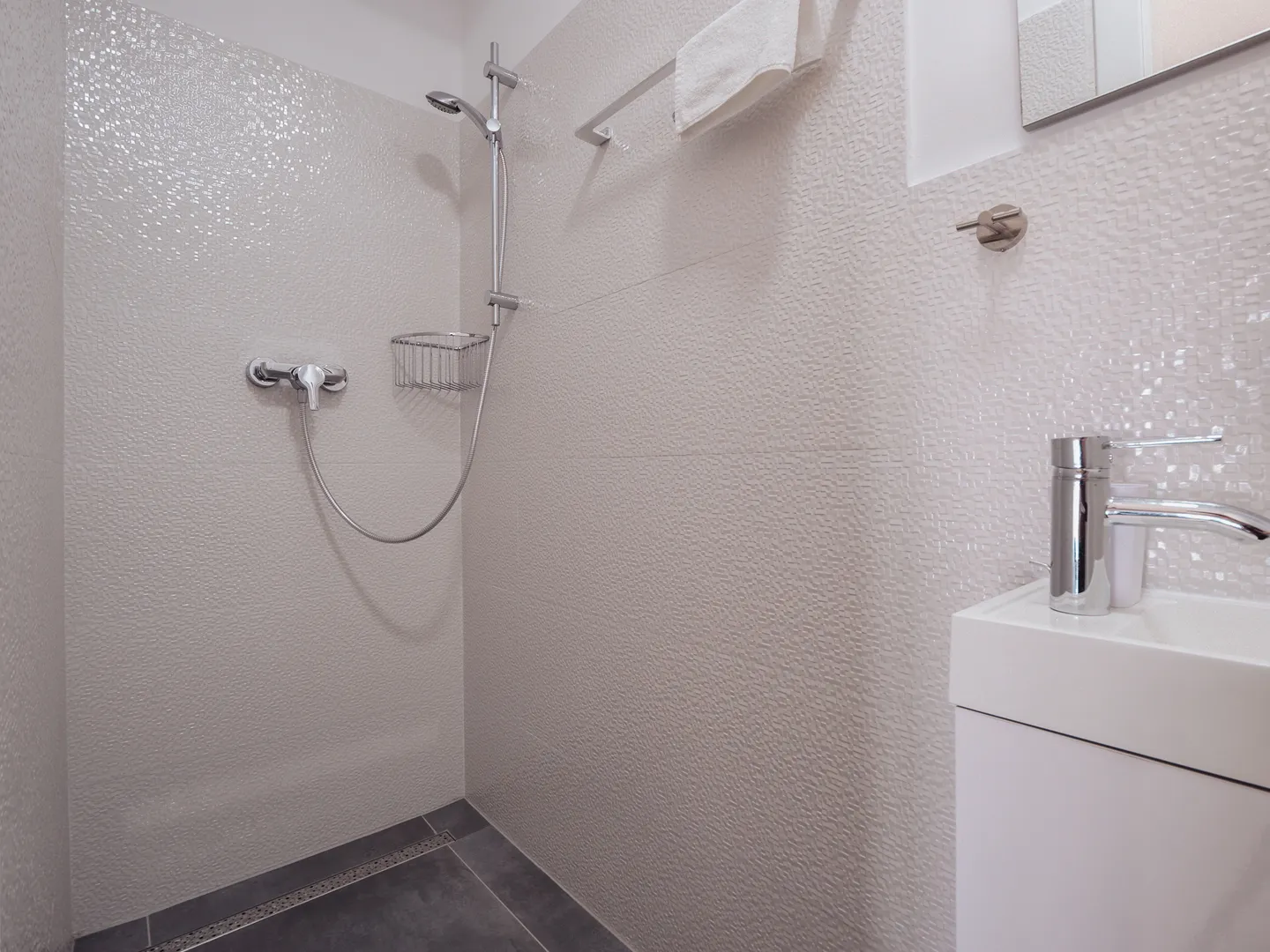 hrvatska, pag, mandre – ekskluzivna dizajnerska kuća s bazenom, podrumom i vrtom, 122 m² - slika 25