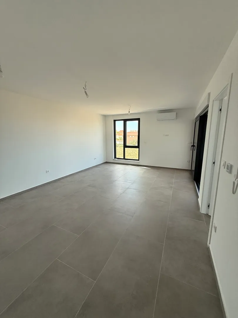 dvosobni stan s prpstranom terasom, 1. kat, 350 m od mora, povljana - pag - slika 7
