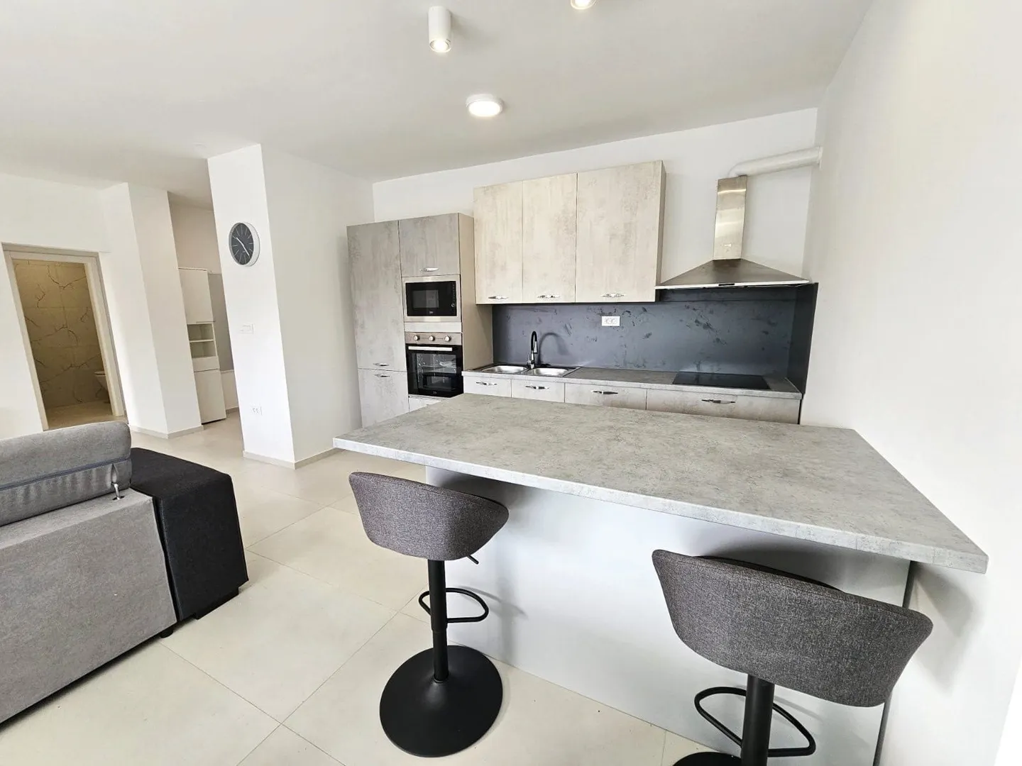prvi red do mora – luksuzni penthouse 240 m² + krovna terasa 98 m² | srima – vodice - slika 8