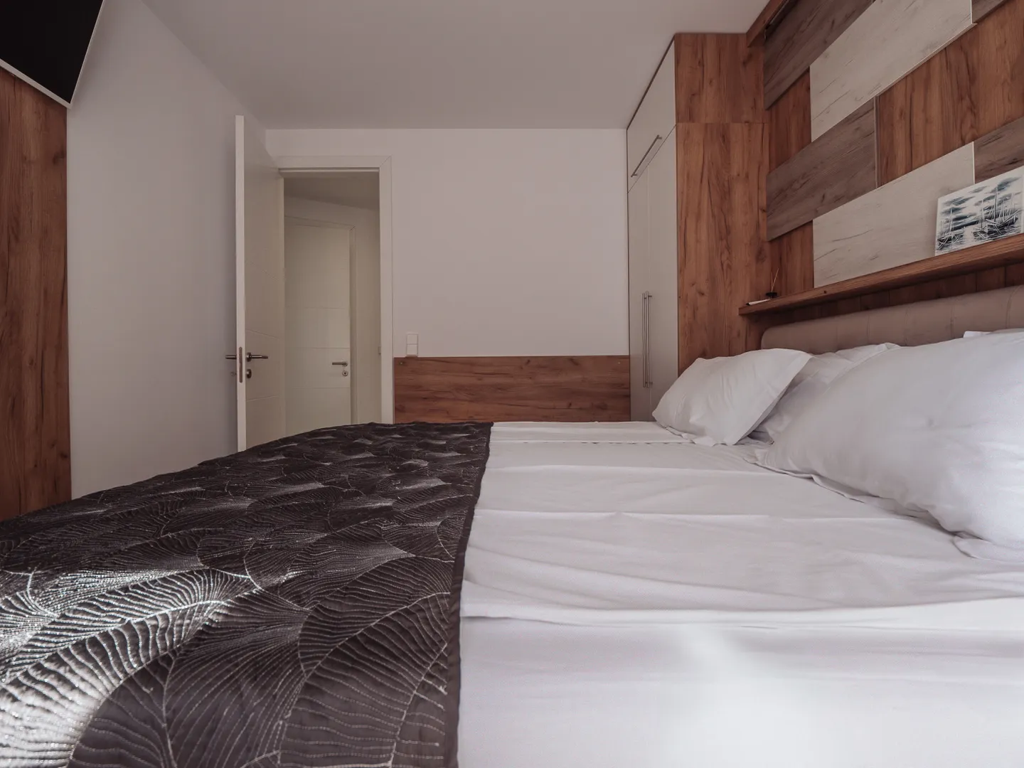 hrvatska, pag, mandre – ekskluzivna dizajnerska kuća s bazenom, podrumom i vrtom, 122 m² - slika 24