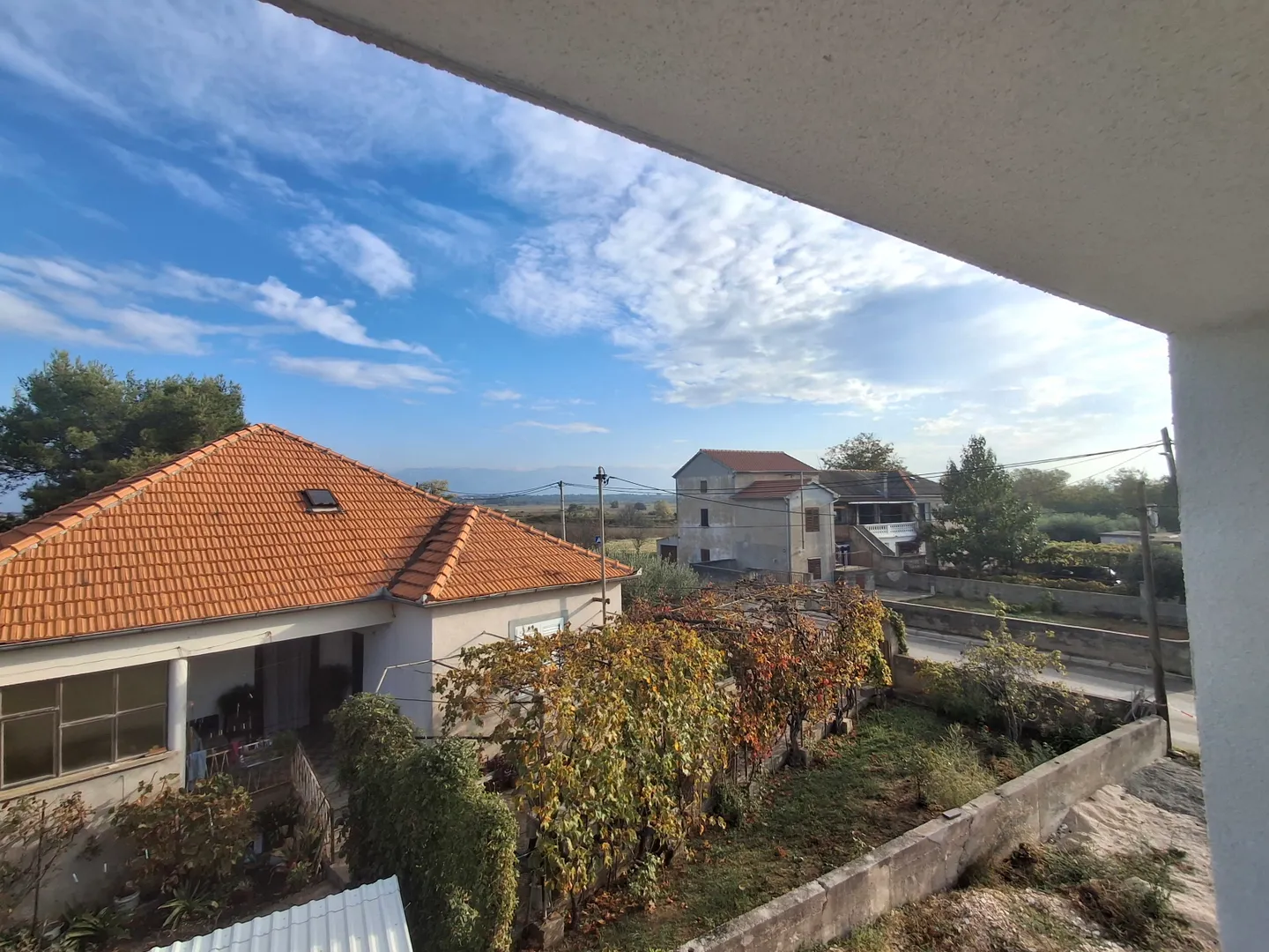 samostojeća kuća s 3 stambene jedinice, 900 m od mora, mirna i tiha pozicija, vrsi - slika 8