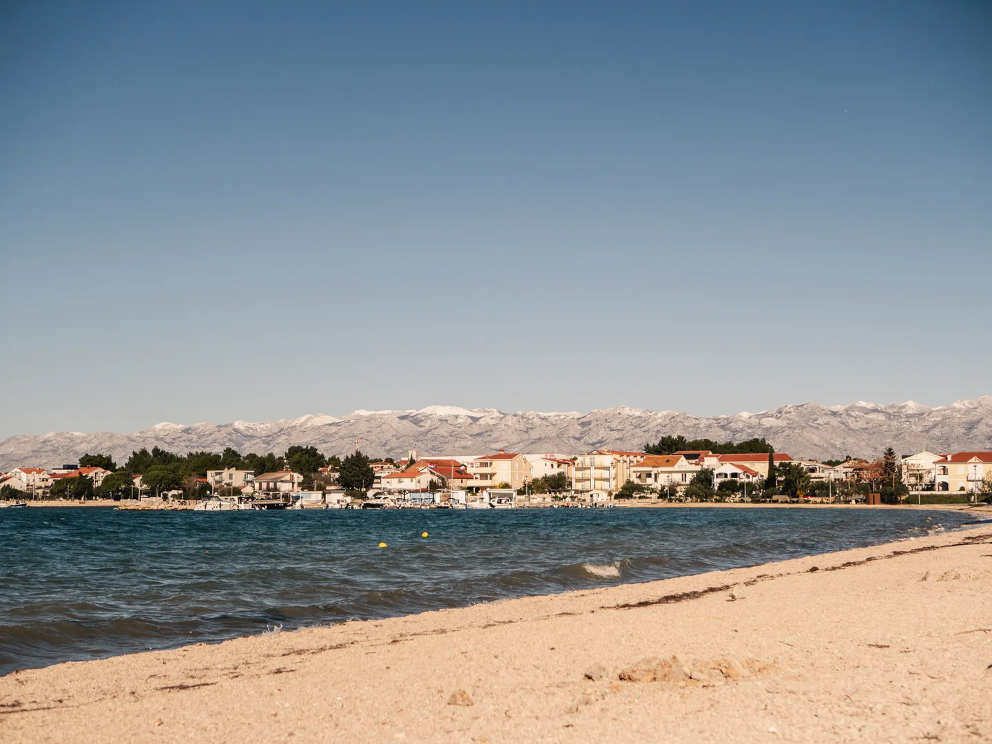 Hrvatska, Zadar, Vrsi - Građevinsko zemljište s pravomoćnom građevinskom dozvolom u Vrsi – 485 m², projekt kuće s bazenom - Grbe, Nin
