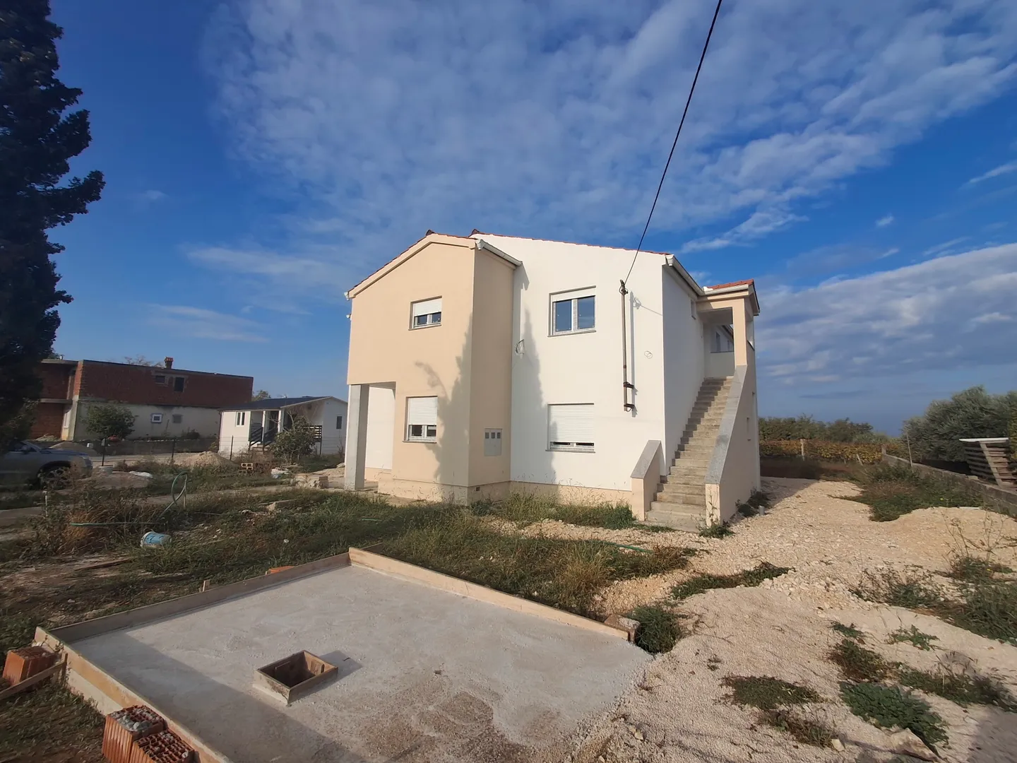 samostojeća kuća s 3 stambene jedinice, 900 m od mora, mirna i tiha pozicija, vrsi - slika 2