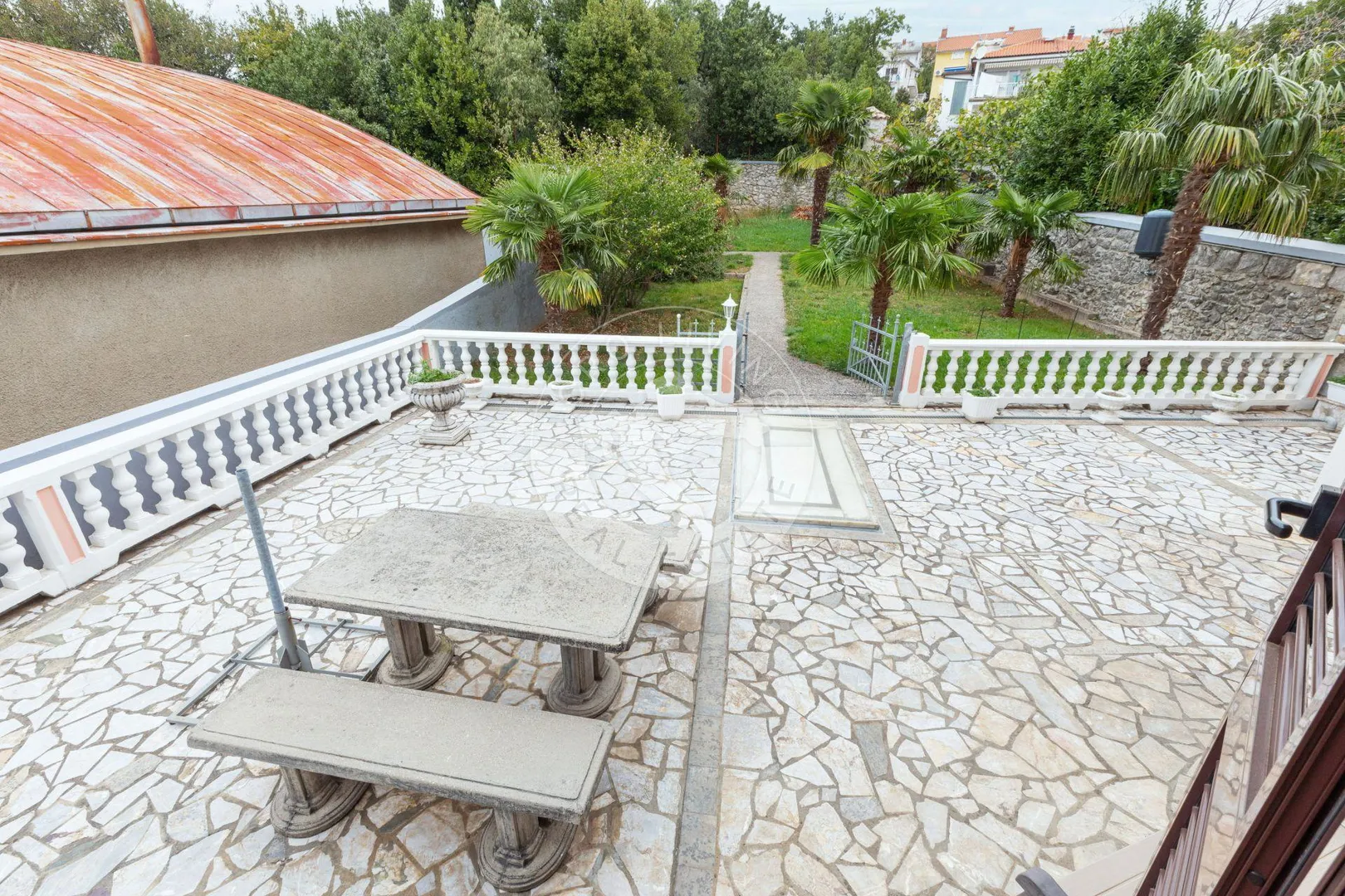 crikvenica, kuća 498 m2, tri stana apartmana jedan stan i dva poslovna prostora - slika 11